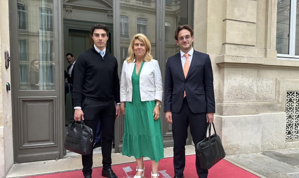 Louis-Étienne et Bastien, co-fondateurs d'Utopia, avec la ministre Dominique Faure - signature partenariat ANTS